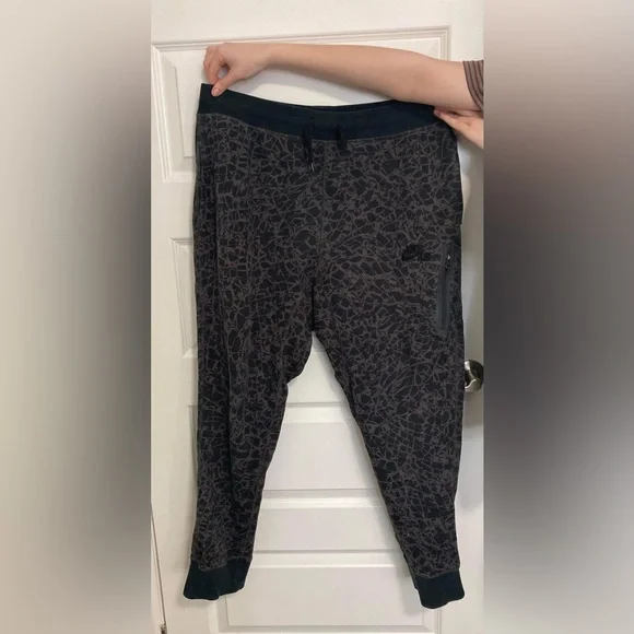 NIKE - Picture 1 of 5